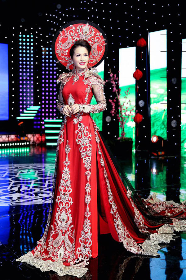 Hoa hậu Lê Thanh Thúy lộng lẫy mặc áo dài làm vedette - Ảnh 3