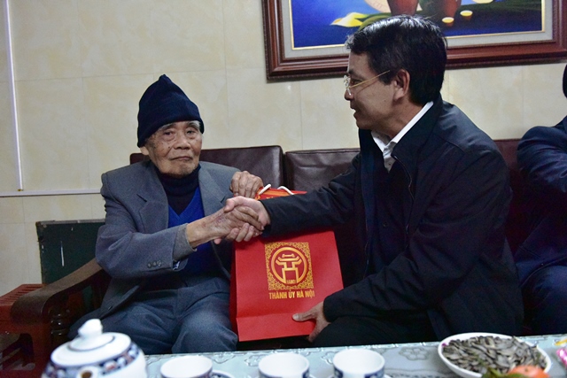 Phó Chủ tịch UBND TP Hà Nội Nguyễn Trọng Đông thăm, tặng quà Tết các gia đình chính sách quận Cầu Giấy - Ảnh 1