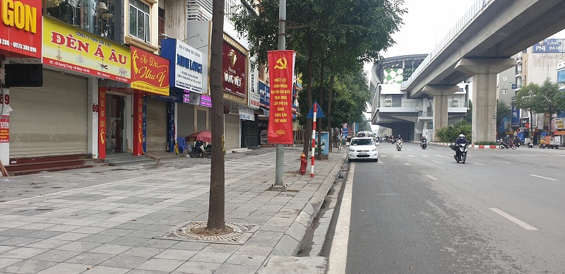 Hà Nội: Nhiều cửa hàng chưa khai Xuân, lác đác quán ăn đường phố, cà phê vẫn mở cửa - Ảnh 2