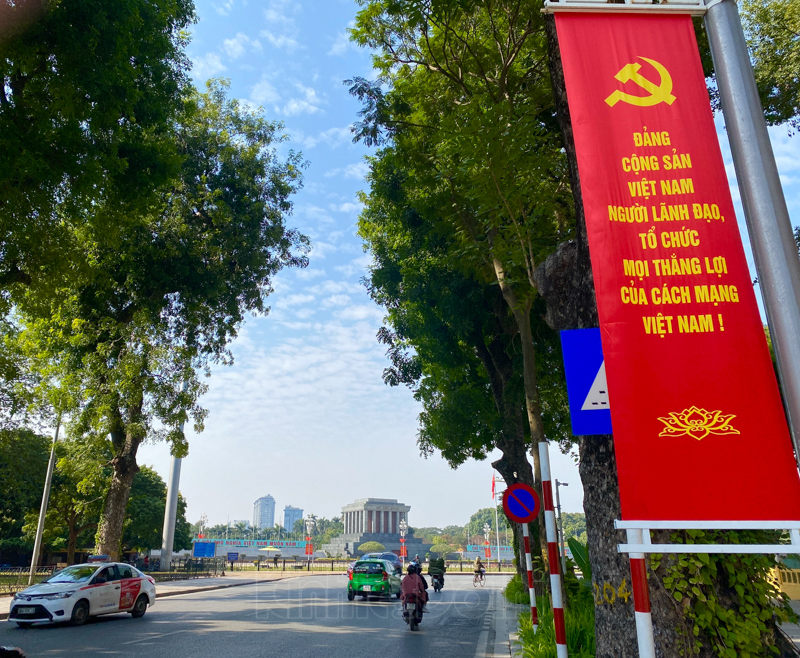 Hà Nội: Trang trí pano, áp-phích ở các tuyến phố chào mừng Đại hội Đảng lần thứ XIII - Ảnh 6