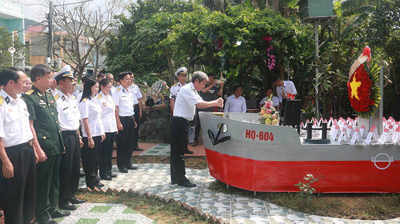 Ảnh: Xúc động lễ tưởng niệm 64 chiến sỹ hy sinh tại đảo Gạc Ma – Trường Sa - Ảnh 3