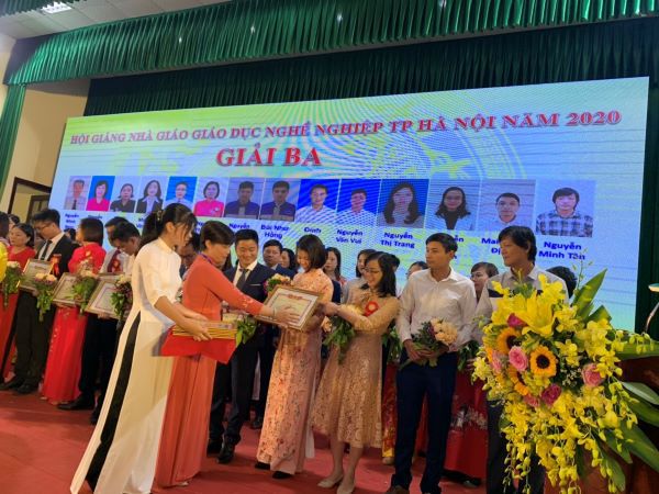 Hà Nội tôn vinh, trao giải cho 160 nhà giáo "nghệ sĩ tâm hồn" - Ảnh 3