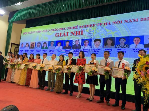 Hà Nội tôn vinh, trao giải cho 160 nhà giáo "nghệ sĩ tâm hồn" - Ảnh 2