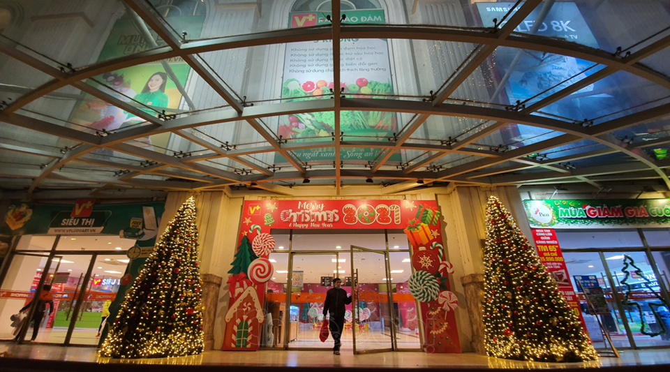 [Ảnh] Hà Nội: Các trung tâm thương mại trang hoàng lộng lẫy trước thềm Giáng sinh 2020 - Ảnh 10