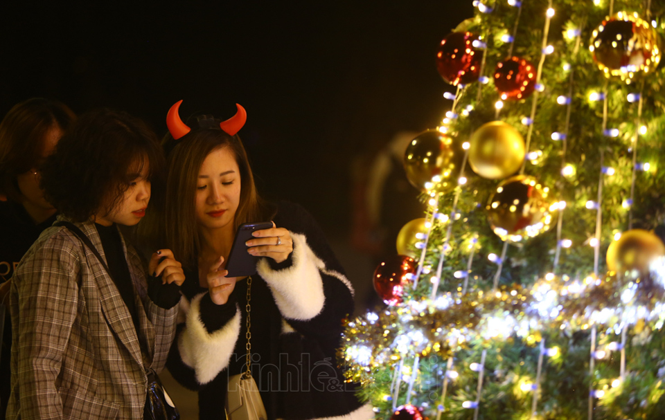 [Ảnh] Hà Nội: Các trung tâm thương mại trang hoàng lộng lẫy trước thềm Giáng sinh 2020 - Ảnh 14