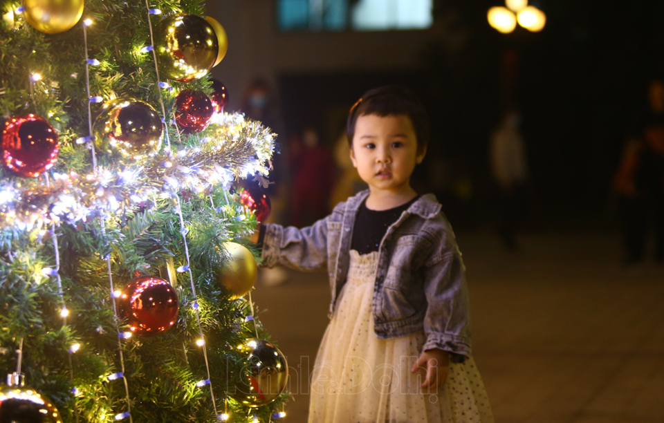 [Ảnh] Hà Nội: Các trung tâm thương mại trang hoàng lộng lẫy trước thềm Giáng sinh 2020 - Ảnh 15