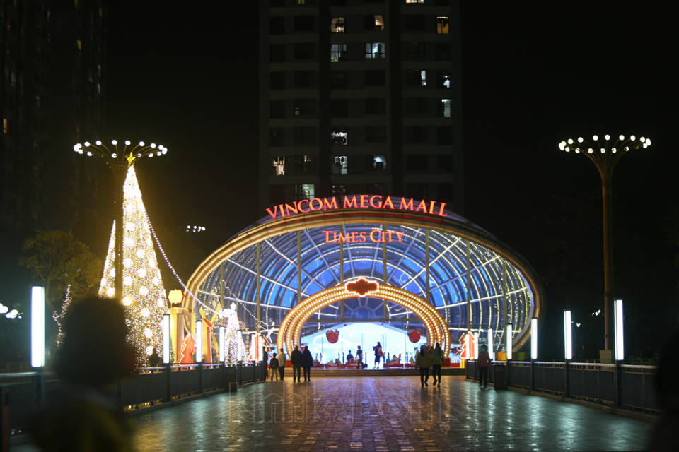 [Ảnh] Hà Nội: Các trung tâm thương mại trang hoàng lộng lẫy trước thềm Giáng sinh 2020 - Ảnh 4