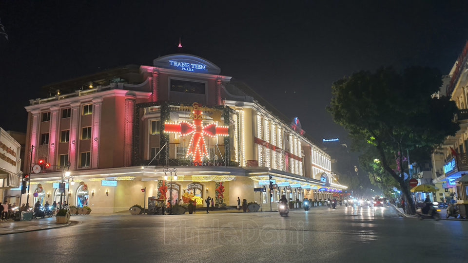 [Ảnh] Hà Nội: Các trung tâm thương mại trang hoàng lộng lẫy trước thềm Giáng sinh 2020 - Ảnh 9