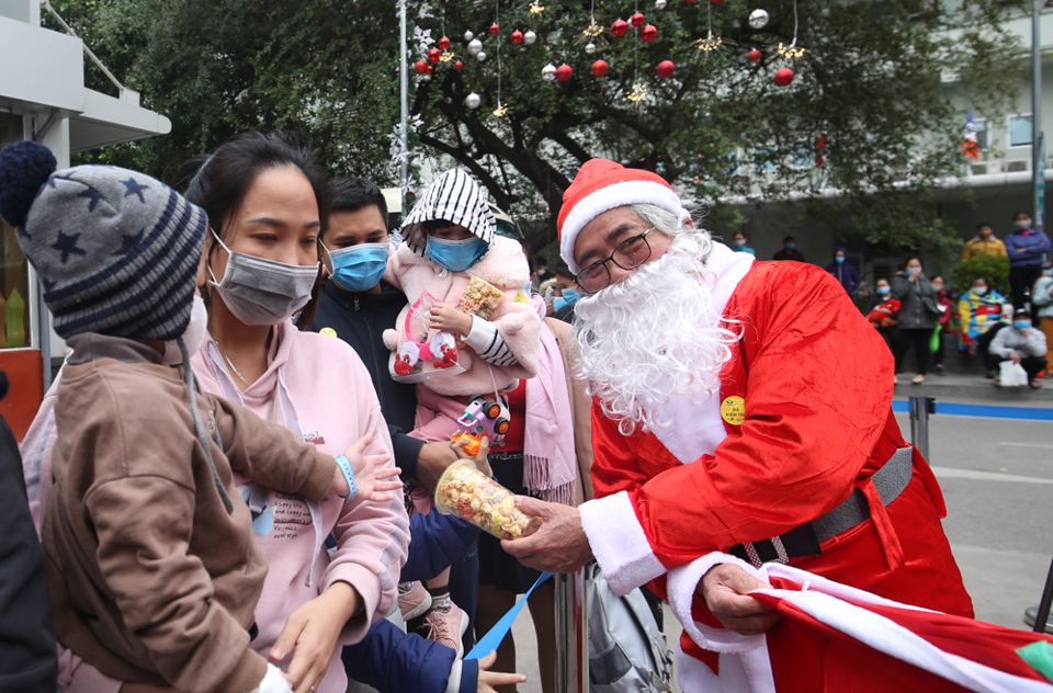 Gần 2.000 bệnh nhi đón Giáng sinh sớm tại Bệnh viện Nhi Trung ương - Ảnh 1