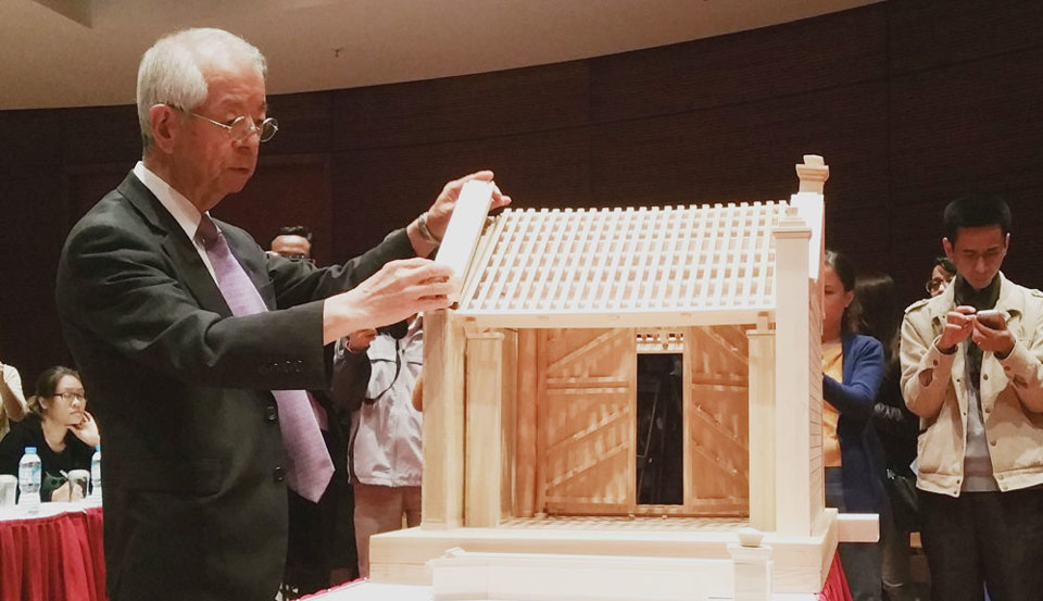 GS Nhật tặng Hà Nội mô hình cổng làng Mông Phụ bằng gỗ: Món quà ý nghĩa - Ảnh 1