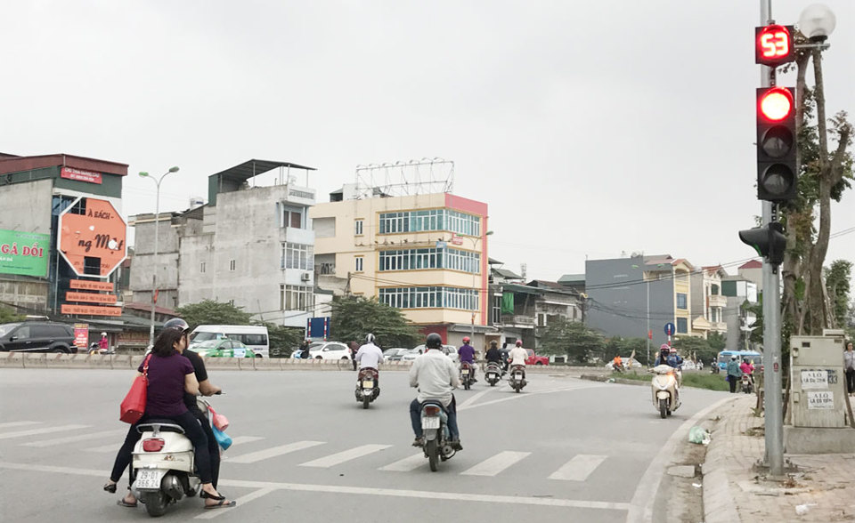 Cần tổ chức lại giao thông tại nút Nguyễn Khoái - Trần Khát Chân - Ảnh 1