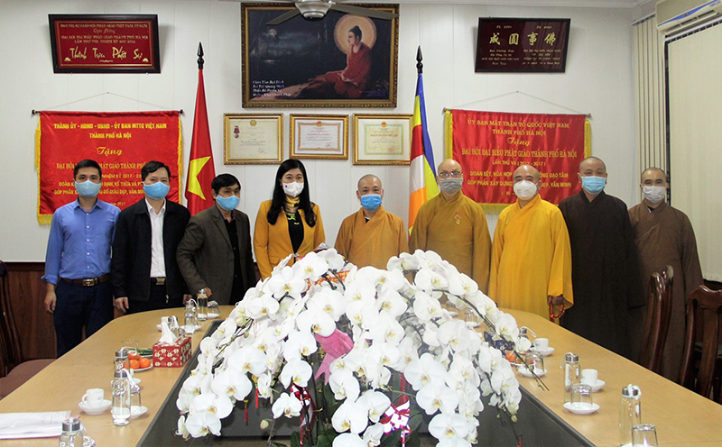 Chủ tịch Ủy ban Mặt trận Tổ quốc TP Nguyễn Lan Hương thăm, chúc Tết Giáo hội Phật giáo Việt Nam TP Hà Nội - Ảnh 1