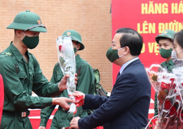 Phó Chủ tịch UBND TP Hà Nội Chử Xuân Dũng dự lễ giao, nhận quân năm 2021 tại quận Hoàng Mai - Ảnh 1