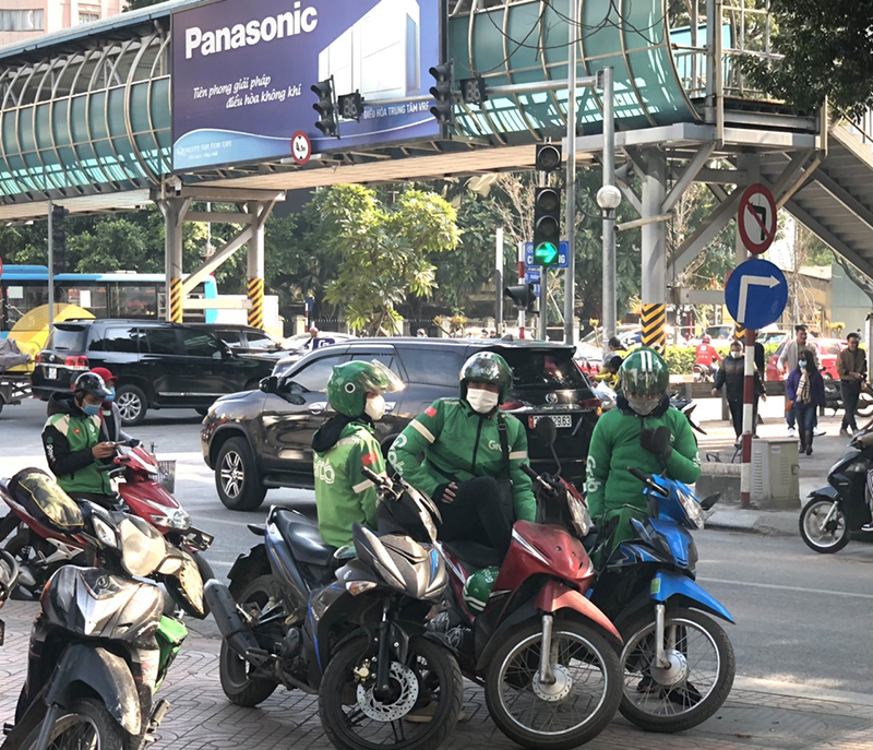 Giá rét: Tài xế xe công nghệ, shipper vẫn "lăn xả" trên khắp đường phố Hà Nội - Ảnh 1