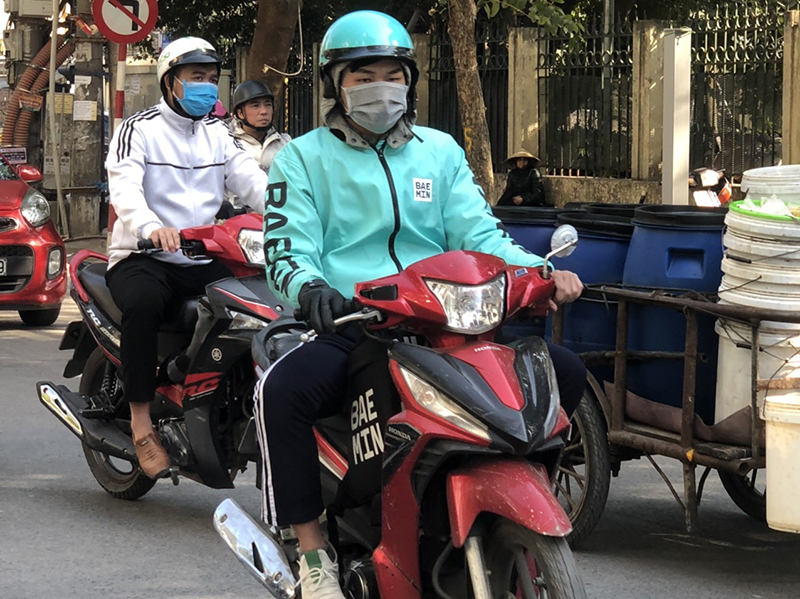 Giá rét: Tài xế xe công nghệ, shipper vẫn "lăn xả" trên khắp đường phố Hà Nội - Ảnh 2