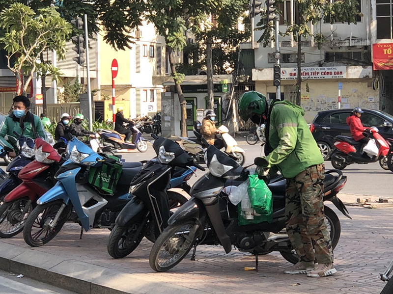 Giá rét: Tài xế xe công nghệ, shipper vẫn "lăn xả" trên khắp đường phố Hà Nội - Ảnh 3