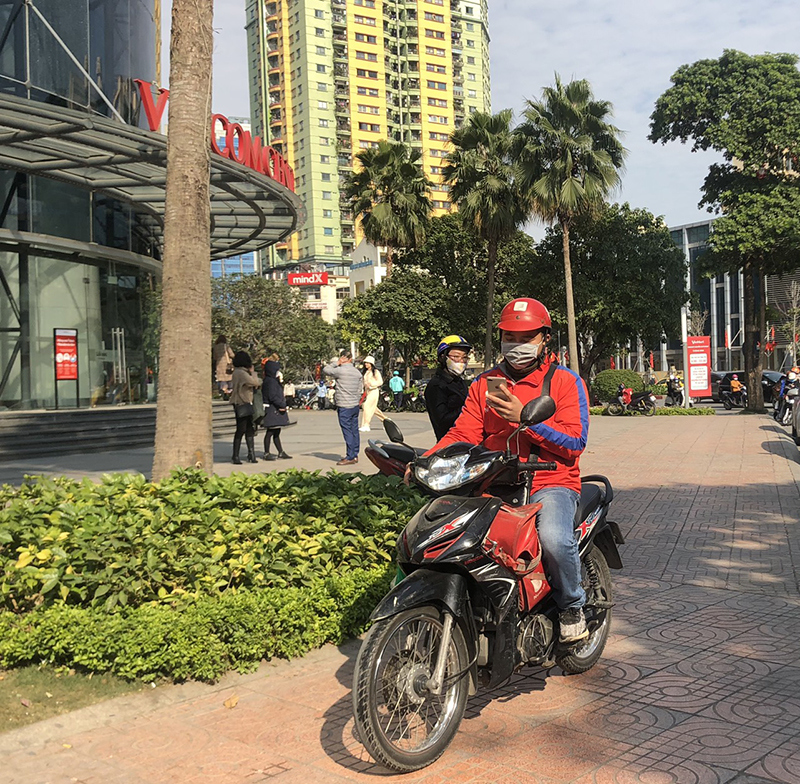 Giá rét: Tài xế xe công nghệ, shipper vẫn "lăn xả" trên khắp đường phố Hà Nội - Ảnh 6
