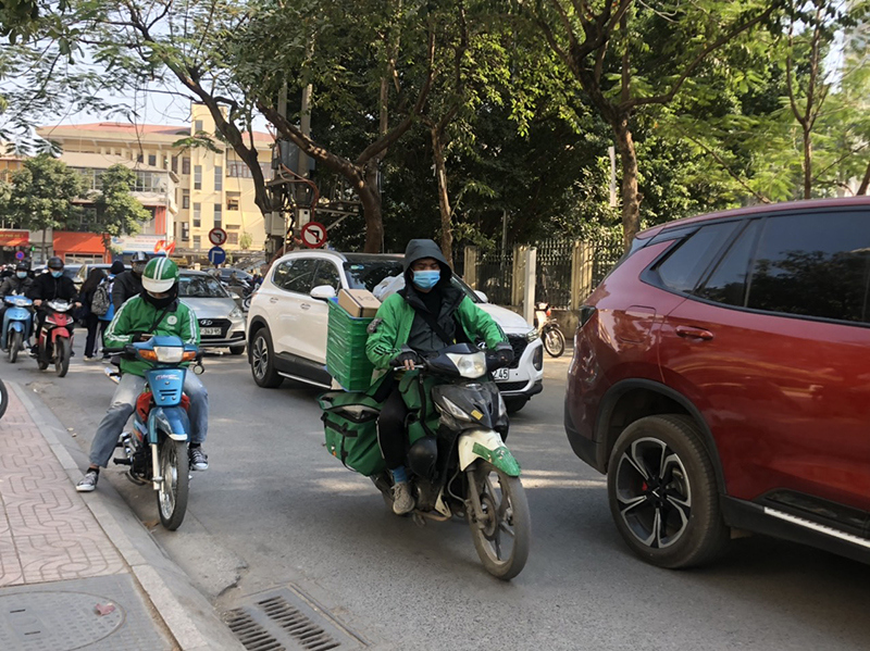Giá rét: Tài xế xe công nghệ, shipper vẫn "lăn xả" trên khắp đường phố Hà Nội - Ảnh 7