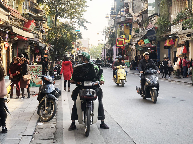 Giá rét: Tài xế xe công nghệ, shipper vẫn "lăn xả" trên khắp đường phố Hà Nội - Ảnh 8