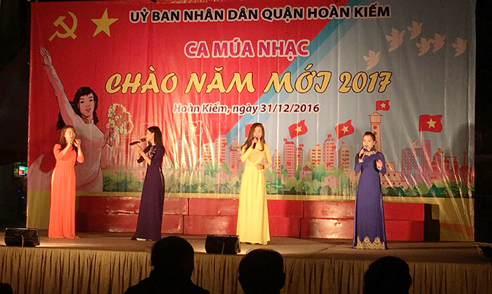 Hà Nội: Người dân hân hoan chào đón năm mới 2017 - Ảnh 3