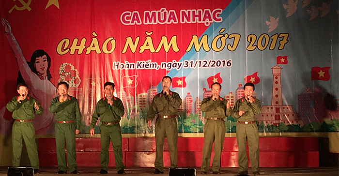 Hà Nội: Người dân hân hoan chào đón năm mới 2017 - Ảnh 11