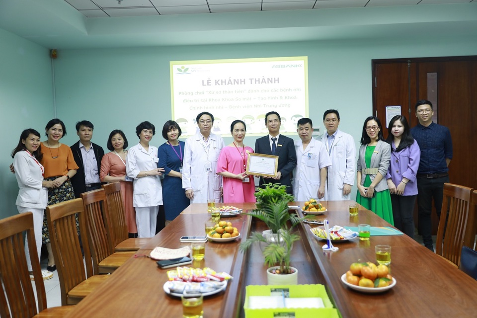 ABBANK trao tặng khu vui chơi cho bệnh Nhi tại Bệnh viện Nhi Trung ương Hà Nội - Ảnh 1