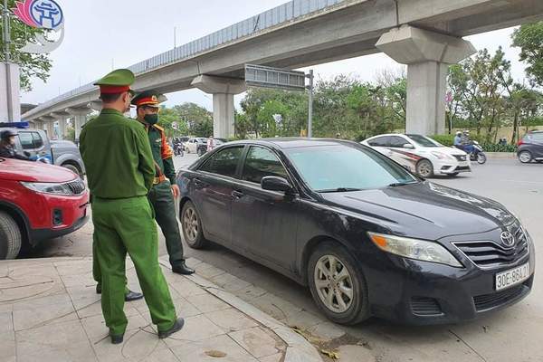 Dừng đỗ xe giữa ngã tư, tài xế nghi say rượu hành hung CSGT - Ảnh 1