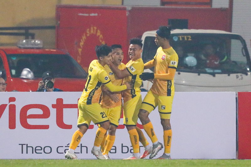 Vòng 1 V-League 2021: Thanh Hoá để thua B.Bình Dương, nhà ĐKVĐ Viettel gây thất vọng - Ảnh 2