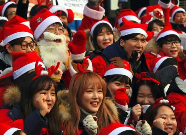 Người Hàn Quốc mặc áo Noel biểu tình giục luận tội Tổng thống - Ảnh 1