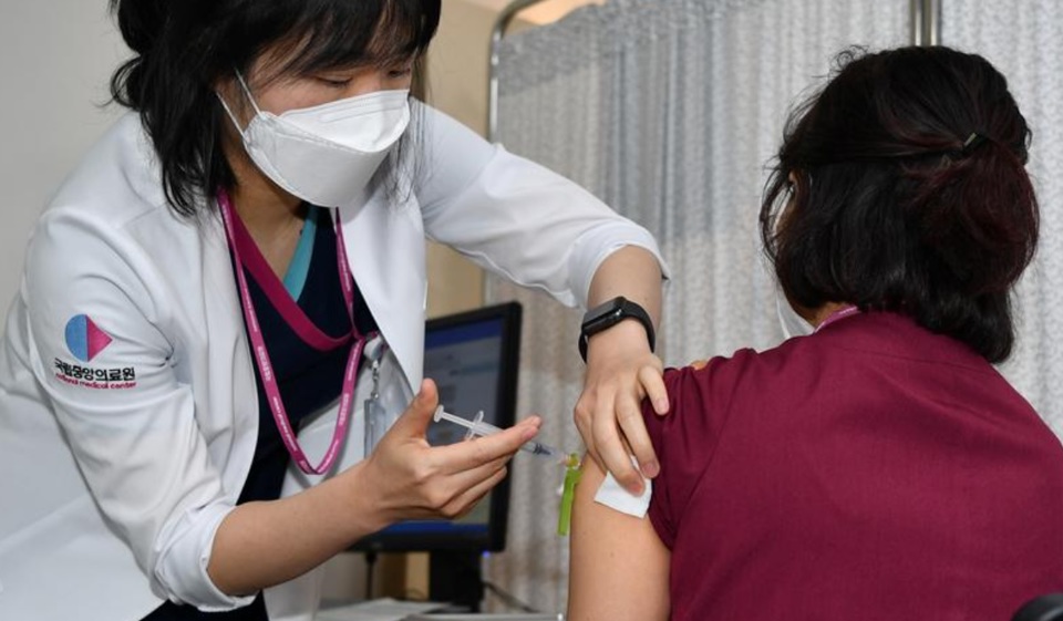 Hàn Quốc: "Không có mối liên hệ giữa vaccine của AstraZeneca với 8 ca tử vong sau tiêm" - Ảnh 1