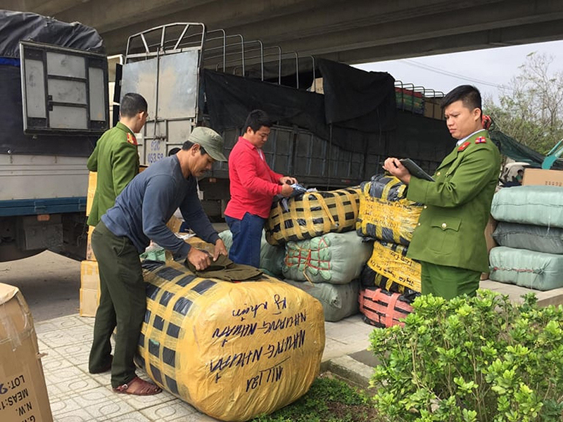 Quảng Nam: Phát hiện xe tải chở số lượng lớn hàng nhập lậu, hàng giả - Ảnh 1