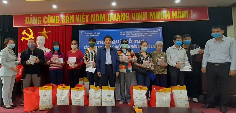 Quận Hai Bà Trưng: Trao quà hỗ trợ 50 gia đình người khuyết tật có hoàn cảnh khó khăn - Ảnh 1