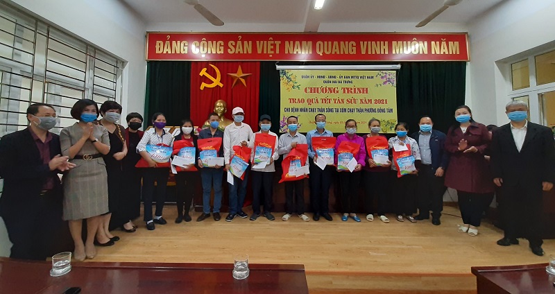 Quận Hai Bà Trưng: Trao quà Tết cho 134 bệnh nhân “Xóm chạy thận” phường Đồng Tâm - Ảnh 1