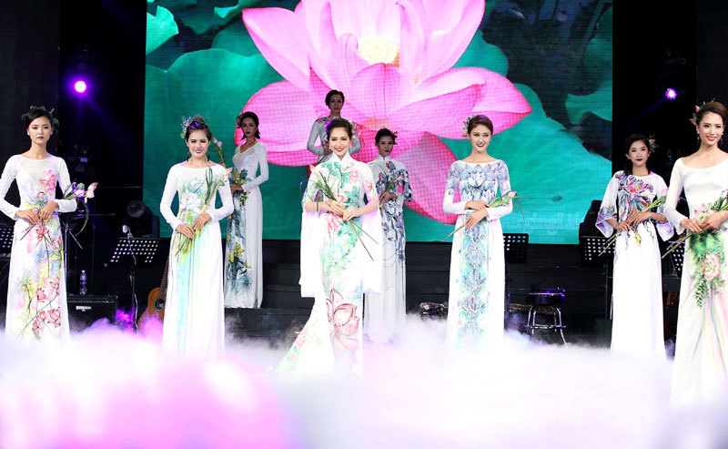 Người đẹp Việt trình diễn áo dài đấu giá từ thiện - Ảnh 6