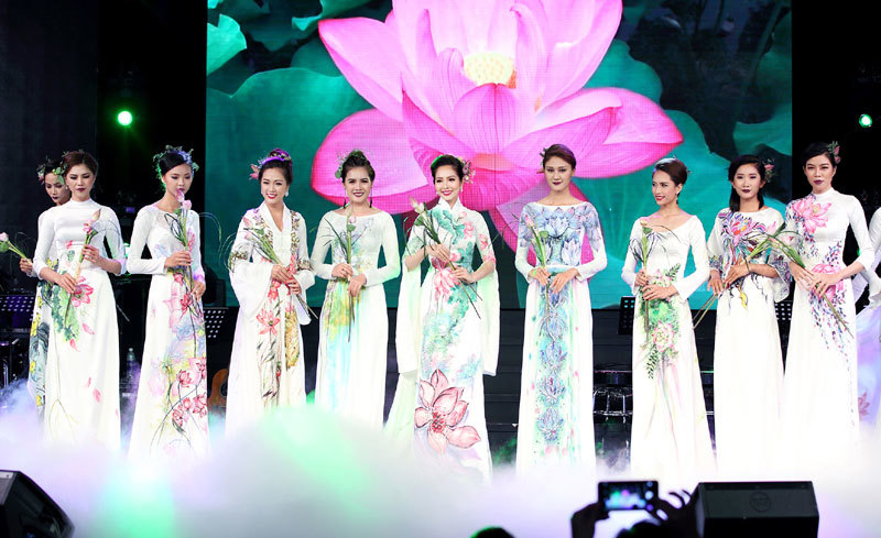 Người đẹp Việt trình diễn áo dài đấu giá từ thiện - Ảnh 7