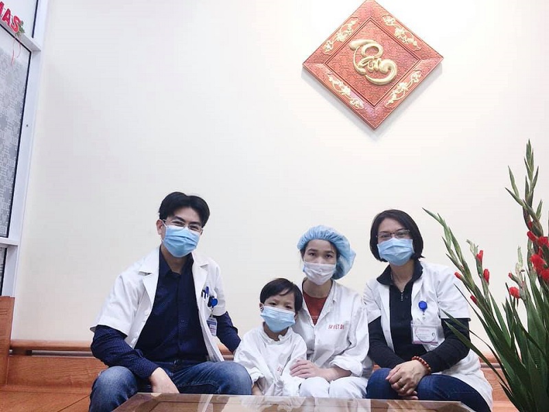 Bệnh nhân ghép tim nhỏ tuổi nhất Việt Nam được hồi sinh sự sống từ người cho chết não - Ảnh 1