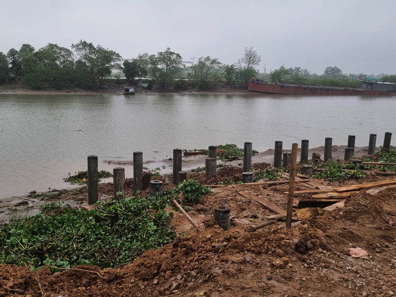 Hải Phòng: Đường đê kênh Cổ Tiểu bị phá nát, dòng chảy sông bị lấn chiếm - Ảnh 3