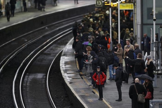Anh: Hành khách lao đao vì nhân viên đường sắt đình công - Ảnh 1