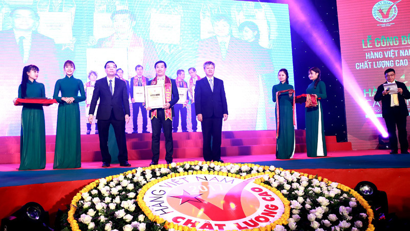 Vinamilk 21 năm liền nhận giải thưởng hàng Việt Nam chất lượng cao - Ảnh 1