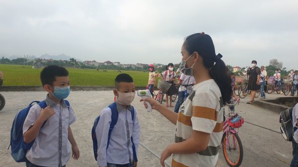 Hà  Nội: Học sinh phải đeo khẩu trang từ nhà đến trường - Ảnh 1