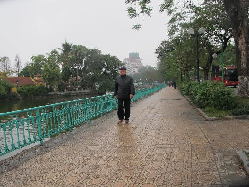 Hà Nội ra quân lập lại trật tự đô thị, đòi lại vỉa hè cho người đi bộ - Ảnh 55