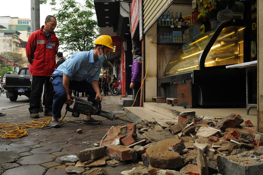 Hà Nội ra quân lập lại trật tự đô thị, đòi lại vỉa hè cho người đi bộ - Ảnh 45