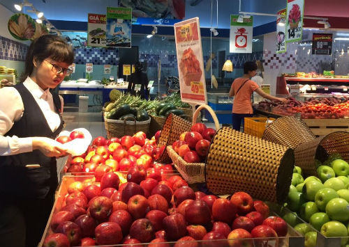Hoa quả mác ngoại giá rẻ tràn vào siêu thị - Ảnh 1