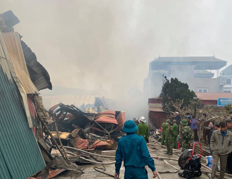 Hà Nội: Cháy lớn tại xưởng gỗ rộng hàng nghìn mét vuông ở Hoài Đức - Ảnh 3
