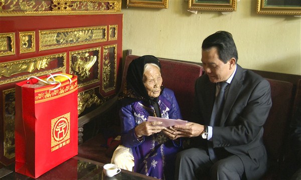 Chủ nhiệm Ủy ban Kiểm tra Thành ủy Hoàng Trọng Quyết thăm, tặng quà gia đình chính sách tại Gia Lâm - Ảnh 1