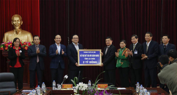 Hà Nội tặng 2 tỷ đồng cho Quỹ hỗ trợ xóa đói giảm nghèo của tỉnh Lai Châu - Ảnh 1