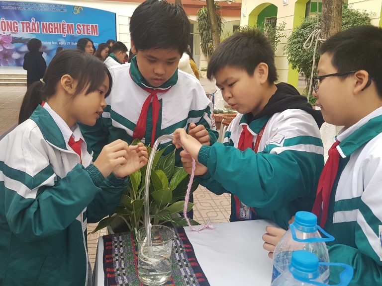 Sôi nổi Ngày hội trải nghiệm hoạt động STEM của học sinh quận Hoàng Mai - Ảnh 4