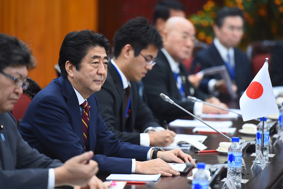 Thủ tướng Shinzo Abe bắt đầu thăm chính thức Việt Nam - Ảnh 6