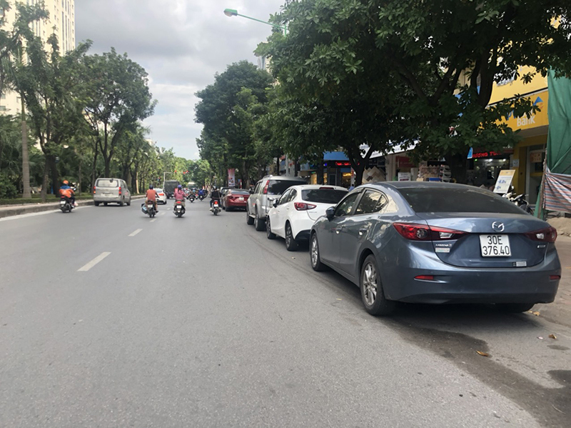 Hà Nội: Tuyến đường Hoàng Quốc Việt "biến" thành bãi xe di dộng - Ảnh 2