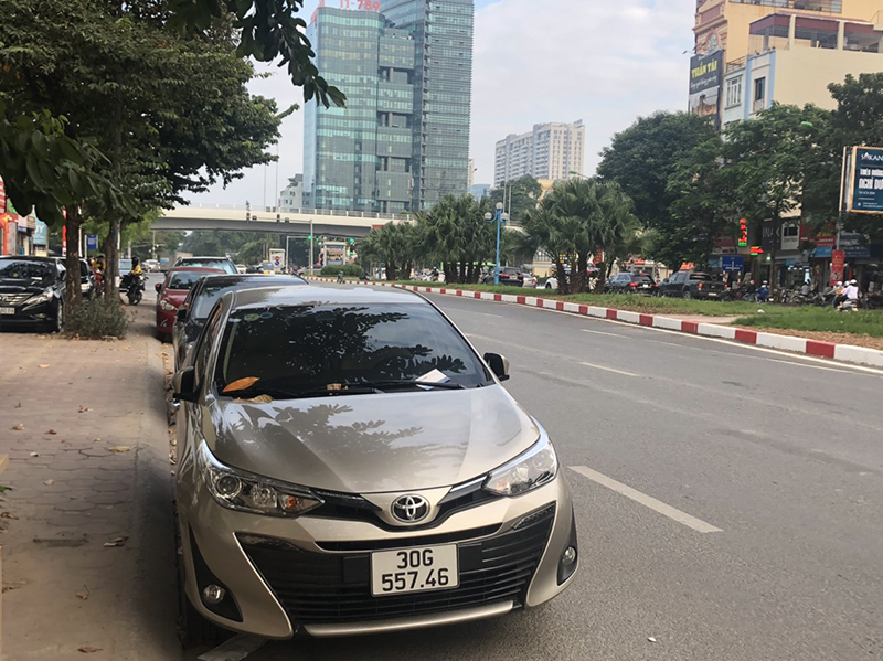 Hà Nội: Tuyến đường Hoàng Quốc Việt "biến" thành bãi xe di dộng - Ảnh 4